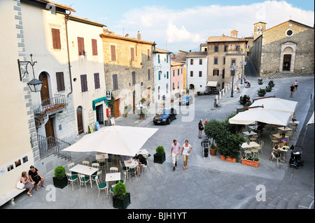 Toscana, Italia. Città sulla collina di Montalcino, patria del vino Brunello di Montalcino. In Piazza Garibaldi alla chiesa di Sant'Egidio Foto Stock