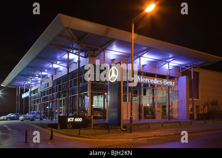 Mercedes Benz concessionaria di notte Chesterfield Derbyshire East Midlands England Foto Stock