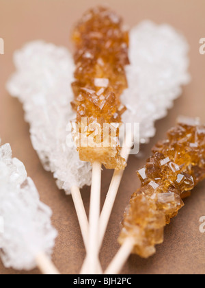 Bianco e zucchero di canna swizzle sticks - Foto Stock