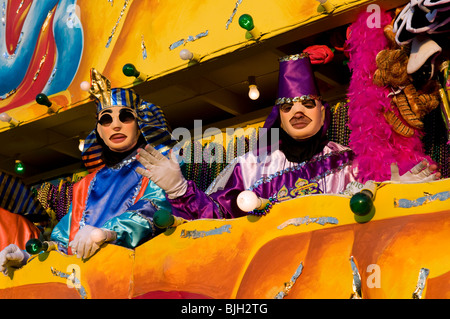 Krewe membri su un Endimione galleggiante, Mardi Gras, New Orleans, Louisiana Foto Stock