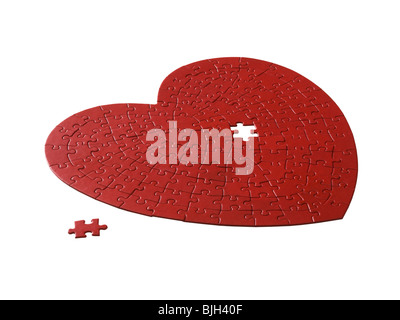 Rosso a forma di cuore puzzle su sfondo bianco Foto Stock