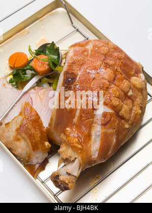 Arrosto di maiale con il crepitio, con verdure - Foto Stock
