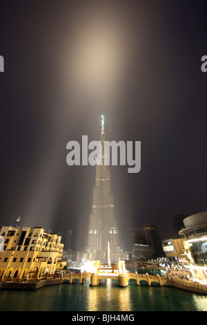 Il Burj Dubai in costruzione di notte, Dubai, Emirati Arabi Uniti Foto Stock