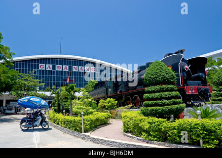 GA da Nang (stazione ferroviaria di Danang) con mostra di motori a vapore nei giardini, da Nang, Vietnam, Sud-est asiatico Foto Stock