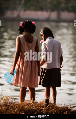 India Kerala, Alappuzha, Chennamkary, lagune, giovani ragazze la pesca in fondali bassi vicino al lungofiume Foto Stock