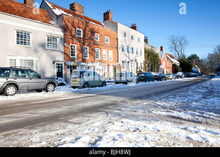 Dedham high street in seguito nevicate invernali in Essex Foto Stock