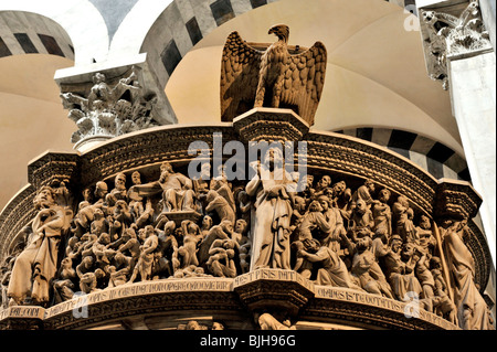 Famoso 14 C del Rinascimento italiano pietra scolpita il pulpito di Giovanni Pisano nel Duomo di Pisa cattedrale, Toscana, Italia Foto Stock