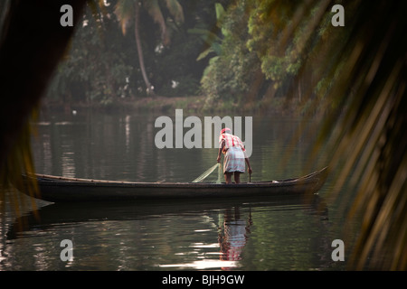 India Kerala, Alappuzha, Chennamkary, lagune, fisherman pesca dalle piccole casette di legno piroga Foto Stock