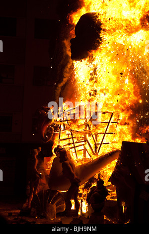 Ninot scultura bruciatura durante Las Fallas Festival, Valencia, Spagna 2010 Foto Stock