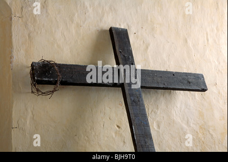 Simboli cristiani della crocifissione con la corona di spine, chiodi e un  mazzuolo sul panno invecchiato Foto stock - Alamy