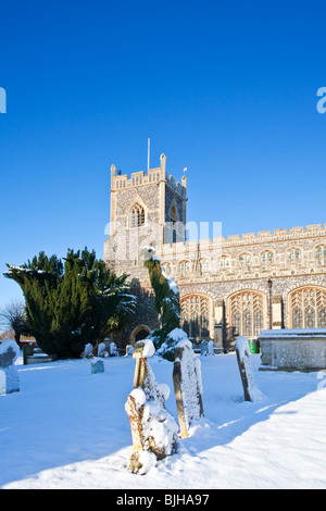 Selce tradizionale chiesa di St Mary nel villaggio di Stratford St Mary dopo forti nevicate invernali nella campagna di Suffolk Foto Stock