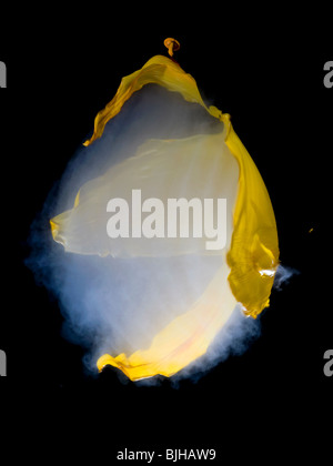 Una piena di fumo giallo scoppio del palloncino quando girato con un fucile ad aria compressa. Onda sonora visibile Foto Stock