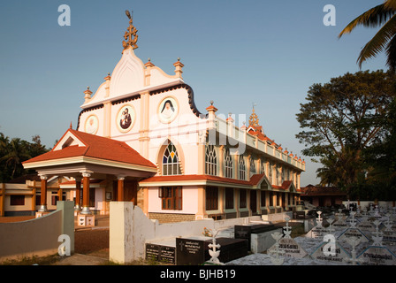 India Kerala, Alappuzha, Chennamkary, San Giuseppe della cattolica Chiesa e cimitero Foto Stock