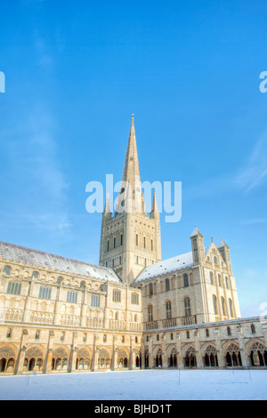 Il medievale Norwich Cathedral catturato a seguito di nevicate invernali su un luminoso e soleggiato inverni mattina. Foto Stock