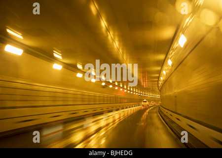 Cars driving in un tunnel Foto Stock