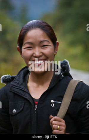 Una bella ragazza GURUNG sul intorno il MANASLU TREK - REGIONE NUPRI, NEPAL Foto Stock