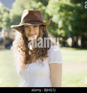 Donna che indossa un cappello Foto Stock