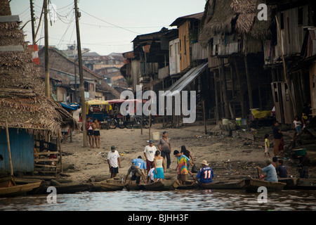 Traghetti a un dock in Puerto Belen, una delle baraccopoli in Iquitos, Perù il bacino amazzonico. Foto Stock