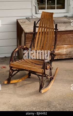 Bentwood sedia a dondolo con cassa di legno sotto il portico di una casa colonica rurale negli Stati Uniti Foto Stock