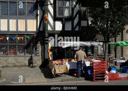 Baker stallo al di fuori della casa del Parlamento al mercato Machynlleth, Galles. Foto Stock