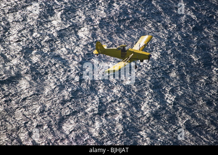 Piccolo aeroplano ascendente su acqua Foto Stock