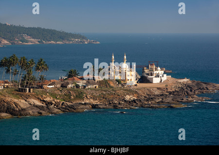 India Kerala, Kovalam, vista in elevazione da Vizhinjam Lighhouse lungo la costa fino al punto di riferimento proposto la moschea di acqua profonda sito del porto Foto Stock