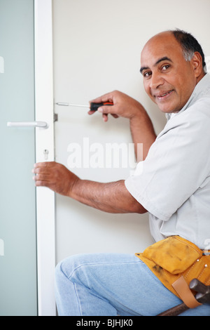 Uomo di fissaggio porta Foto Stock