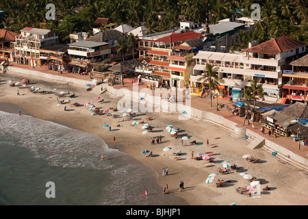 India Kerala, Kovalam, vista in elevazione della spiaggia dalla parte superiore di Vizhinjam Lighhouse Foto Stock