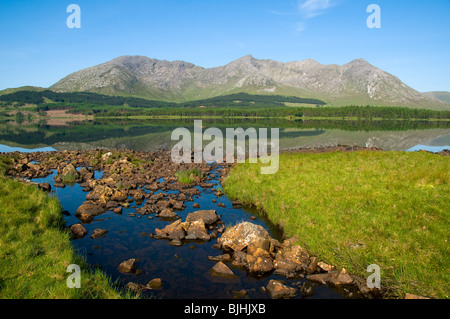 Derryclare, Bencorr e Bencorrbeg in Twelve Bens gamma, da Lough Inagh, Connemara, Irlanda Foto Stock