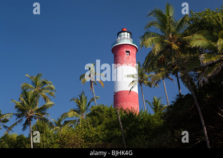 India Kerala, Kovalam, Vizhinjam Lighhouse sul roccioso promontorio costiero Foto Stock