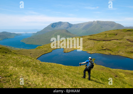 Mweelrea oltre Killary Harbour, da Leenaun Hill, vicino Leenane, nella contea di Galway, Irlanda Foto Stock