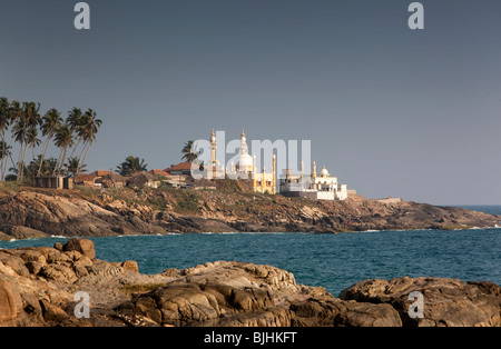 India Kerala, Kovalam, villaggio Vizhinjam moschee in tutta la baia dal lighhouse Foto Stock