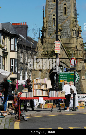 Libro di anticaglie stallo a Machynlleth mercato, Galles. Foto Stock