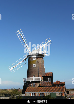 Il mulino a vento a Cley accanto al mare a nord di Norfolk, Inghilterra, Regno Unito, Foto Stock