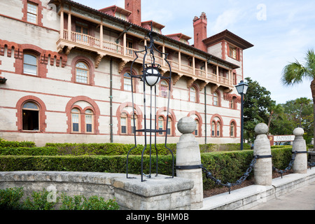 Ferro battuto le catene e lavoro in dettaglio lungo il marciapiede a Flagler College costruito da Henry Flagler a St. Augustine, Florida Foto Stock