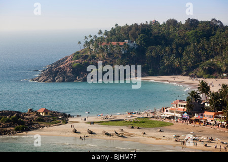 India Kerala, Kovalam, vista in elevazione delle spiagge e del Leela Resort sul terreno non lavorato dalla parte superiore di Vizhinjam Lighhouse Foto Stock