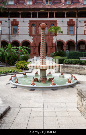 Fontana di rana nel cortile a Flagler College costruito da Henry Flagler a St. Augustine, Florida Foto Stock