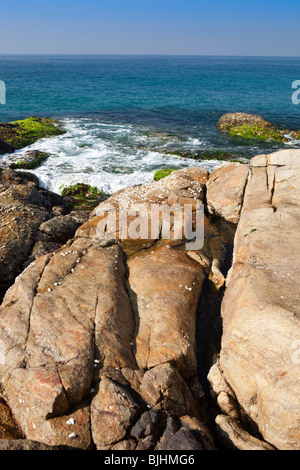 India Kerala, Kovalam, onde il rotolamento sul promontorio roccioso tra Vizhinjam e dalla spiaggia del Faro Foto Stock