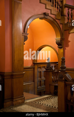 Testa di scale all'interno Flagler Hall a Flagler College costruito da Henry Flagler a St. Augustine, Florida Foto Stock