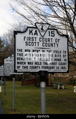 Prima corte di Scott CountyThe monumento nel campo ad ovest segna il sito di Benjamin T. Hollins's home Foto Stock
