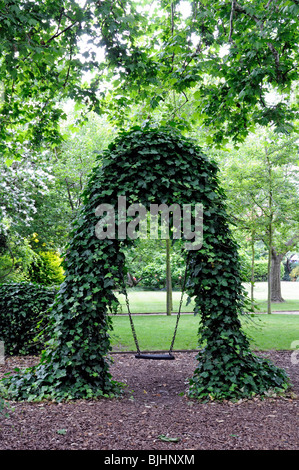 Coperto di edera swing in piazza Paultons Chelsea Londra Inghilterra Gran Bretagna REGNO UNITO Foto Stock