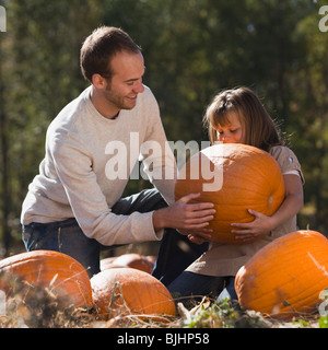 Padre e figlia in zucca patch Foto Stock