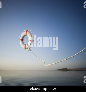 Salvagente gettati in un lago Foto Stock