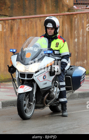 Catalano polizia moto rider, Mossos d'esquadra, pattuglie di una strada urbana in Catalogna, Spagna Foto Stock