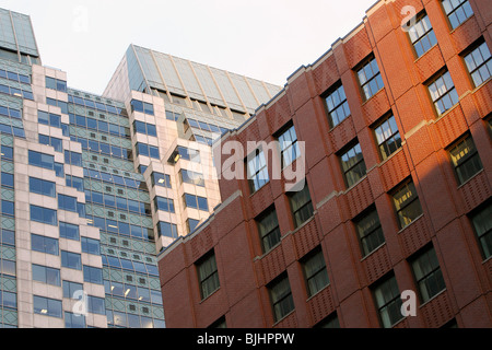 Vecchio rosso mattone e moderni edifici per uffici, il centro di Boston, Massachusetts Foto Stock