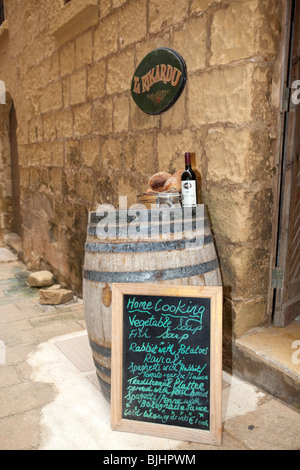 Ta' Rikkardu ristorante e di capra al processo di produzione del formaggio, Gozo, Malta Foto Stock