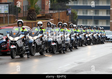 Catalano polizia moto piloti, Mossos d'esquadra, pattugliano le strade urbane a Lloret de Mar in Catalogna, Spagna Foto Stock