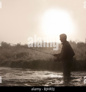 Uomo di pesca in un fiume Foto Stock