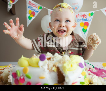 Baby contemplati nella torta di compleanno Foto Stock