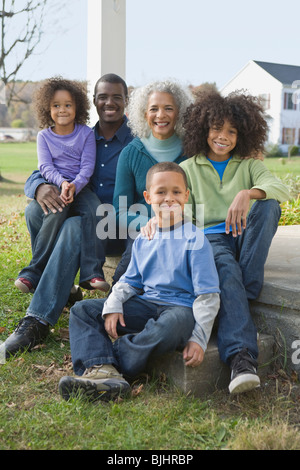 Famiglia seduti sulla veranda Foto Stock